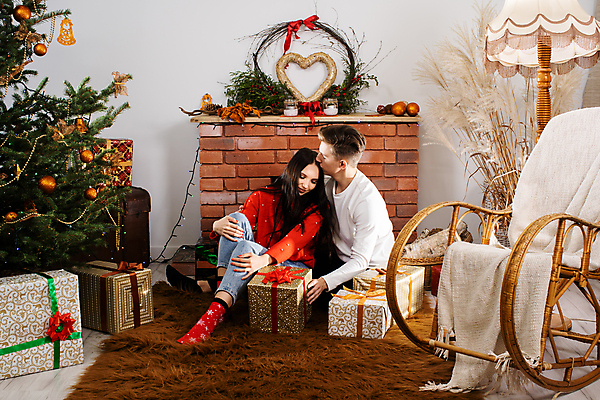 포토 JPG 해외이미지 전통 계절 행복 기독교 크리스마스 가족 청소년 설계 바닥 기념 아이디어 함께함 사랑 미소 사람 앉기 두명 장식 청춘 크리스마스트리 카펫 기쁨 꿈 축하 12월 공예 해외포토 기념일 감정 종교 컨셉 관계 모션 표정 취미 날짜 파일형식 이미지허브