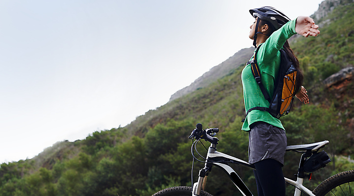 포토 JPG 해외이미지 주간 응시 여자 자연 팔벌리기 산 건강 한명 상반신 성인 야외 옆모습 운동 만세 승차 헬멧 라이더 산악자전거 성인여자한명만 해외포토 자연요소 1 시선 뷰포인트 모션 사람 자전거 보호장비 생태계 여자한명만 성인여자만 파일형식 이미지허브