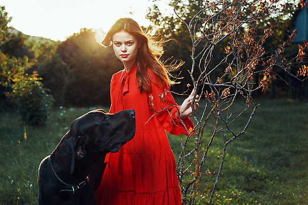 포토 JPG 해외이미지 동물 백인 모델 라이프스타일 응시 드레스 공원 여자 꽃 행복 얼굴 자연 사랑 한명 사람 야외 빨간색 초록색 반려동물 뷰티 유행 마을 정원 봄 우정 신선 화려 우아함 개 강아지 핥기 주인 해외포토 서양인 식물 1 시선 옷 계절 공공시설 감정 컬러 컨셉 포유류 모션 생활 신체부위 친구 생태계 파일형식 이미지허브