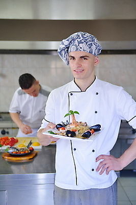 포토 JPG 해외이미지 남자 허리손 파스타 실내 요리 들기 상반신 성인 두명 앞모습 주방 요리사 성인남자만 해외포토 직업 뷰포인트 포즈 모션 서양음식 사람 내부 남자만 성인만 파일형식 이미지허브