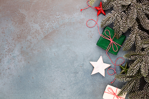 포토 JPG 해외이미지 별 잎 크리스마스장식 크리스마스 겨울 회색배경 실내 사람없음 선물상자 하이앵글 끈 오브젝트 별모형 카피스페이스 해외포토 자연요소 식물 계절 기념일 뷰포인트 백그라운드 선물 내부 상자 모형 공백 회색 파일형식 이미지허브