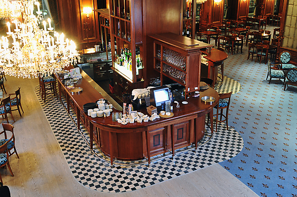 포토 JPG 해외이미지 의자 식탁 술병 책장 선반 사람없음 목재 레스토랑 고급 계산대 복고 샹들리에 해외포토 나무 가구 컨셉 재료 탁자 병_용기 조명 주류 식당 파일형식 이미지허브