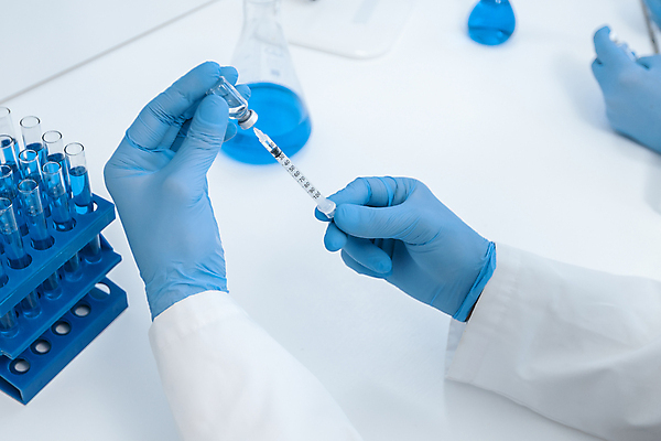 포토 JPG 해외이미지 손 의학 실내 주사기 들기 신체부위 주사약 넣기 백신 바이알 해외포토 의료기기 모션 사람 내부 약 의료용품 파일형식 이미지허브