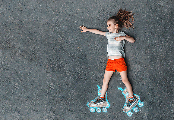 포토 JPG 해외이미지 주간 전신 서양인 응시 여자 어린이 포즈 한명 야외 앞모습 눕기 스케이트 소녀한명만 카피스페이스 해외포토 자연요소 외국인 1 시선 스포츠용품 뷰포인트 모션 사람 공백 여자한명만 소녀만 파일형식 이미지허브