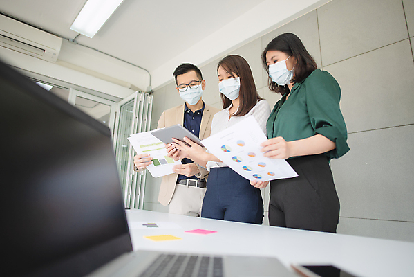 포토 JPG 해외이미지 직업 라이프스타일 손 컨셉 비즈니스 통신 거리 아이디어 직장 건강 가면 안전 사람 세명 사무실 고통 업무 비즈니스맨 작업실 바이러스 보호 위생 청소 종업원 비전 고용 돌봄 위기 위생관리 전염병 정책 지능 해외포토 남자 감정 회사 모션 관리 생활 신체부위 구직 작업 직장인 질병 채용 파일형식 이미지허브