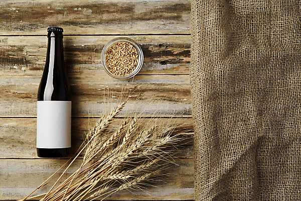 포토 JPG 해외이미지 실내 사람없음 하이앵글 보리 맥주병 한병 목업 나무배경 해외포토 1 뷰포인트 백그라운드 술병 곡류 맥주 내부 병_담는 파일형식 이미지허브