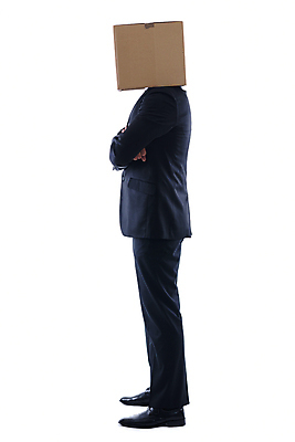 포토 JPG 해외이미지 전신 남자 한명 서기 정장 성인 옆모습 팔짱 비즈니스맨 종이상자 흰배경 성인남자한명만 해외포토 1 옷 뷰포인트 백그라운드 비즈니스 모션 사람 상자 흰색 직장인 남자한명만 성인남자만 파일형식 이미지허브