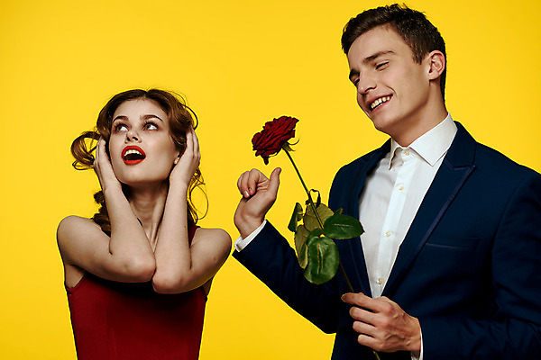 포토 JPG 해외이미지 백인 커플 여자 남자 포옹 들기 상반신 성인 두명 장미 낭만 우아함 성인만 해외포토 서양인 꽃 컨셉 관계 안기 모션 사람 파일형식 이미지허브