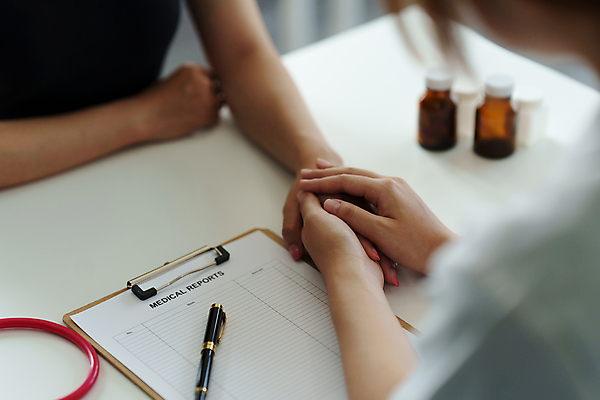 포토 JPG 해외이미지 손 여자 의학 실내 병원 상반신 성인 두명 앞모습 뒷모습 아웃포커스 신체부위 만년필 손잡기 소프트포커스 상담 위로 서류판 성인여자만 해외포토 뷰포인트 모션 촬영기법 사람 내부 펜 사무용품 여자만 성인만 파일형식 이미지허브