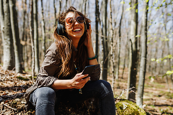 포토 JPG 해외이미지 주간 여자 휴식 한명 웃음 들기 앉기 상반신 성인 야외 앞모습 아웃포커스 선글라스 헤드셋 음악감상 즐거움 성인여자한명만 해외포토 자연요소 1 감정 안경 뷰포인트 음향기기 컨셉 모션 촬영기법 표정 사람 헤드폰 감상 여자한명만 성인여자만 파일형식 이미지허브