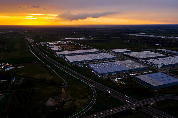 포토 JPG 해외이미지 식물 외관 산업 컨셉 비즈니스 공장 교통시설 안테나 풍경 사람없음 건물 상점 화물 도시 센터 제조 상품 정상 주식 창고 무역 상업 지역 수납 짐차 트레일러 물류 슈퍼마켓 분배 터미널 해외포토 건축물 교통 통신 공업 자동차 금융 운송업 시설 파일형식 이미지허브