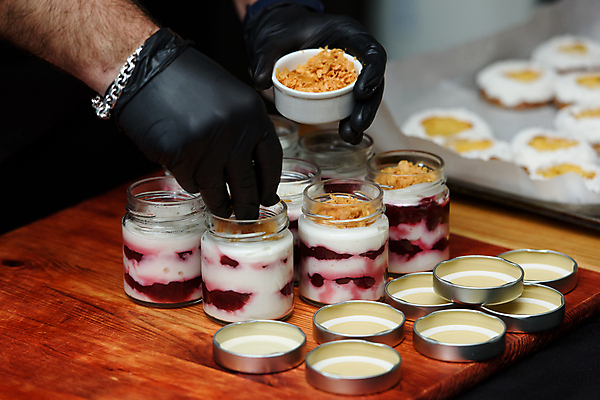 포토 JPG 해외이미지 전통 열매 음식 장갑 과일 부분 유리 탁자 딸기 디저트 건강 요리 사람없음 여름 식당 숟가락 식사 이탈리아 우유 추위 흰색 신선 항아리 달콤 아침식사 잼 스위스 크림 상쾌 유기농 레시피 젤리 푸딩 요거트 무스 바닐라 맛있는 해외포토 식물 웰빙 잡화 계절 감정 유럽 컬러 가구 재질 유제품 수저 상점 도자기 소스_음식 맛 파일형식 이미지허브