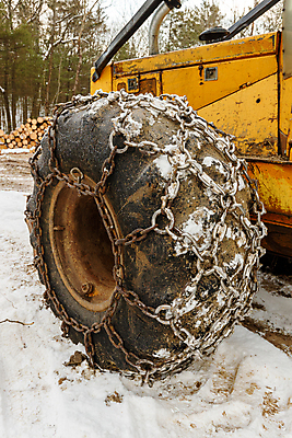 포토 JPG 해외이미지 계절 산업 겨울 교통시설 안전 사람없음 야외 건물 목재 노란색 금속 얼음 기계 장비 운전 추위 바퀴 보호 위험 큼 쇠사슬 보안 서리 타이어 트랙터 짐차 거인 유지 개발 고체 벌목 선로 쟁기 해외포토 자연요소 나무 건축물 컬러 교통 컨셉 재료 모션 자동차 재질 크기 농기계 시설 특수차량 파일형식 이미지허브