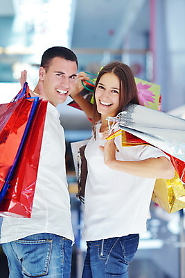 포토 JPG 해외이미지 라이프스타일 커플 여자 남자 행복 미소 들기 상반신 성인 두명 옆모습 쇼핑 쇼핑백 기쁨 쇼핑몰 성인만 해외포토 감정 뷰포인트 가방 관계 모션 표정 사람 생활 파일형식 이미지허브