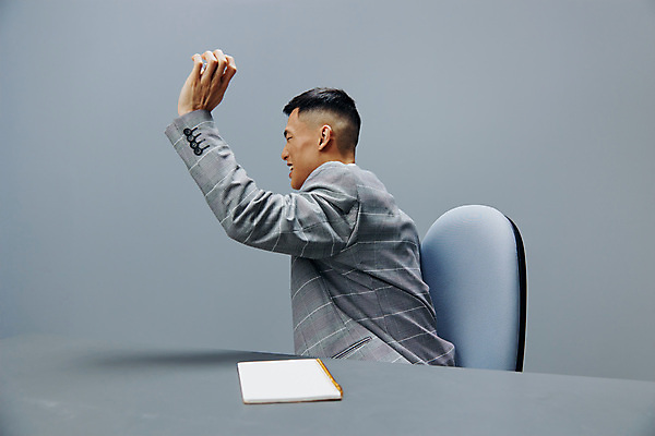 포토 JPG 해외이미지 남자 의자 비즈니스 실내 한명 앉기 동양인 상반신 성인 옆모습 손들기 분노 비즈니스맨 던지기 책상 성인남자한명만 해외포토 1 감정 뷰포인트 가구 모션 사람 인종 내부 직장인 남자한명만 성인남자만 파일형식 이미지허브