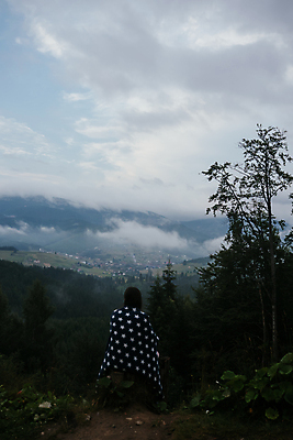 포토 JPG 해외이미지 나무 응시 여자 행복 여행 자연 휴가 산 한명 서기 사람 일출 침묵 고요 일몰 안개 정상 언덕 절정 해외포토 식물 1 시선 감정 모션 날씨 노을 소리 생태계 파일형식 이미지허브