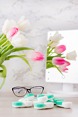 포토 JPG 해외이미지 라이프스타일 안경 탁자 건강 사람없음 내부 반사 경쟁 봄 거울 욕실 튤립 흰색 신선 우아함 선택 컨테이너 플라스틱 시력 비전 부드러움 처방 안과 시력검사 카메라렌즈 돌봄 위생관리 정물화 광학 살균 안락 해외포토 잡화 계절 꽃 산업 컬러 가구 컨셉 의학 모션 재질 병원 관리 생활 카메라 감각 검사_조사 그림 파일형식 이미지허브