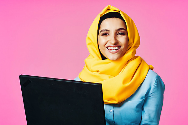 포토 JPG 해외이미지 모델 직업 학생 전통 손 여자 행복 분홍색 백그라운드 인터넷 비즈니스 한명 사람 동양인 옆모습 파란색 노트북 스마트폰 쇼핑 컴퓨터 노란색 공책 목도리 흰색 네트워크 중앙 이슬람교 대학교 긍정 동쪽 고립 목업 스타일 해외포토 1 잡화 감정 종교 뷰포인트 컬러 컨셉 학교 문구용품 인종 신체부위 전자제품 핸드폰 스마트기기 방향 파일형식 이미지허브