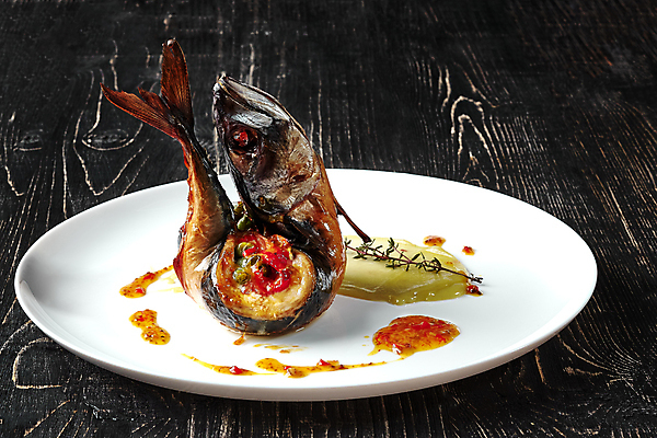 포토 JPG 해외이미지 접시 사람없음 샐러리 고등어구이 나무탁자 퓨레 해외포토 식기 채소 탁자 디저트 생선구이 파일형식 이미지허브