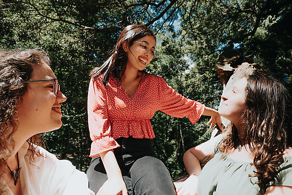 포토 JPG 해외이미지 주간 라이프스타일 여자 행복 미소 웃음 앉기 손짓 상반신 성인 야외 앞모습 옆모습 세명 친구 마주보기 성인여자만 해외포토 자연요소 감정 뷰포인트 관계 모션 표정 사람 생활 여자만 성인만 파일형식 이미지허브