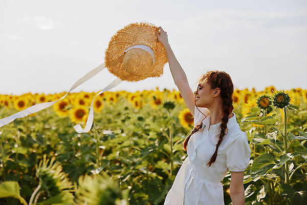 포토 JPG 해외이미지 주간 여자 꽃밭 해바라기 한명 들기 상반신 성인 야외 옆모습 밀짚모자 성인여자한명만 들어올리기 해외포토 자연요소 모자_잡화 1 꽃 뷰포인트 모션 사람 여자한명만 성인여자만 파일형식 이미지허브