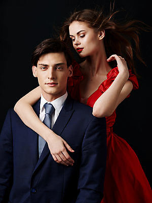 포토 JPG 해외이미지 모델 커플 드레스 여자 남자 들기 정장 소년 상반신 성인 두명 장미 낭만 우아함 스타일 성인만 해외포토 옷 꽃 어린이 컨셉 관계 모션 사람 파일형식 이미지허브