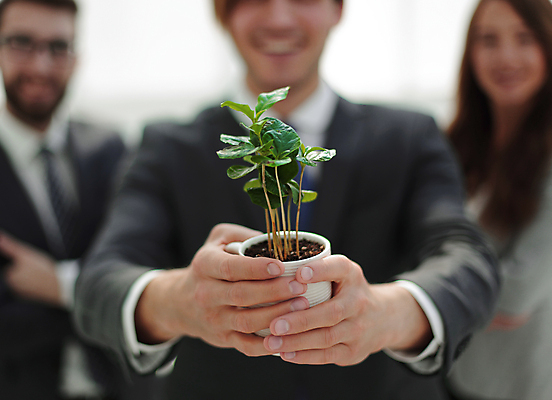 포토 JPG 해외이미지 여자 남자 화분 함께함 들기 상반신 성인 앞모습 아웃포커스 세명 잡기 비즈니스맨 묘목 해외포토 나무 뷰포인트 컨셉 비즈니스 모션 촬영기법 사람 직장인 파일형식 이미지허브
