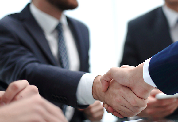 포토 JPG 해외이미지 손 남자 비즈니스 협력 악수 실내 협상 상반신 성인 두명 옆모습 아웃포커스 신체부위 비즈니스맨 소프트포커스 성인남자만 해외포토 뷰포인트 촬영기법 사람 손짓 내부 직장인 남자만 성인만 파일형식 이미지허브