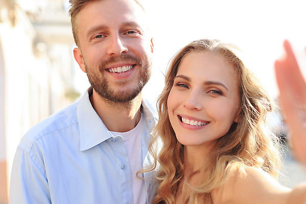 포토 JPG 해외이미지 커플 응시 여자 남자 여행 거리 웃음 상반신 성인 야외 두명 햇빛 성인만 해외포토 시선 관계 표정 사람 태양 파일형식 이미지허브