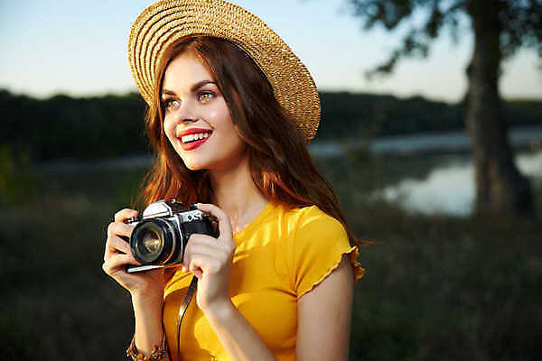 포토 JPG 해외이미지 주간 백인 라이프스타일 응시 여자 한명 미소 들기 상반신 성인 취미 야외 옆모습 카메라 사진촬영 사진사 성인여자한명만 해외포토 자연요소 서양인 1 시선 뷰포인트 모션 표정 사람 생활 전자제품 촬영 작가 여자한명만 성인여자만 파일형식 이미지허브