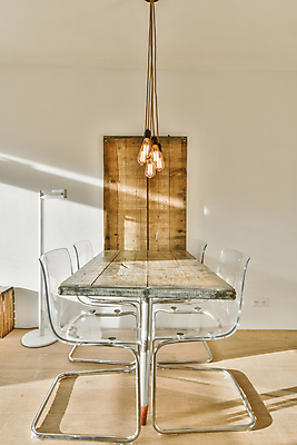 포토 JPG 해외이미지 의자 식탁 전등 실내 그림자 사람없음 목재 인테리어 심플 나무탁자 해외포토 나무 디자인 가구 재료 탁자 조명 내부 파일형식 이미지허브