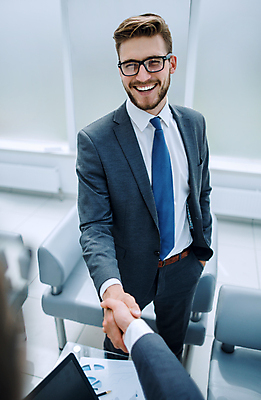 포토 JPG 해외이미지 손 남자 비즈니스 협력 악수 실내 협상 한명 정장 상반신 성인 앞모습 신체부위 비즈니스맨 성인남자한명만 안경낌 해외포토 1 옷 안경 뷰포인트 사람 손짓 내부 직장인 남자한명만 성인남자만 파일형식 이미지허브