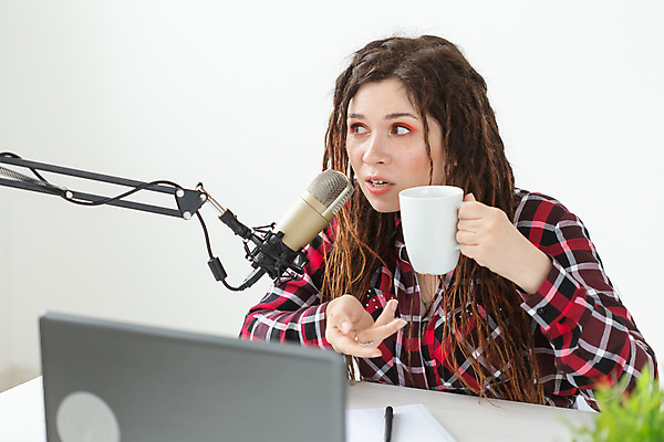 포토 JPG 해외이미지 여자 화분 스튜디오 한명 들기 상반신 성인 앞모습 노트북 머그컵 DJ 마이크 라디오 라디오방송 성인여자한명만 크리에이터 1인미디어 해외포토 직업 1 뷰포인트 음향기기 모션 사람 컵 전자제품 방송 여자한명만 성인여자만 파일형식 이미지허브