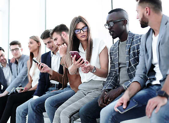 포토 JPG 해외이미지 직업 라이프스타일 응시 여자 남자 선 벽 컨셉 생각 비즈니스 모바일 대화 설명 사람 여러명 성인 친구 스마트폰 청춘 사무실 대기 시간 그룹 기다림 연결 토론 대학교 긍정 온라인쇼핑 다인종 온라인 이력서 다민족 고용 업그레이드 줄서기 터치스크린 해외포토 시선 다수 학교 관계 모션 말하기 인종 생활 핸드폰 스마트기기 쇼핑 구직 채용 파일형식 이미지허브