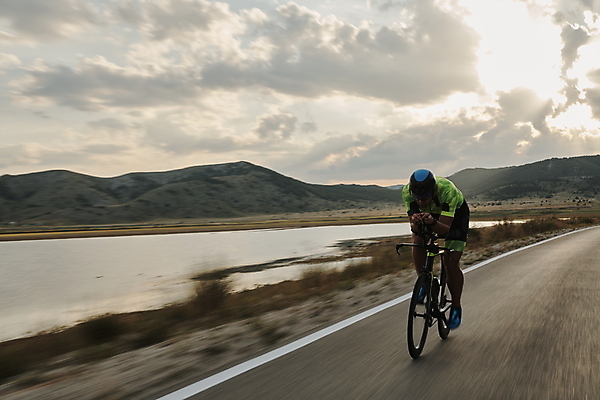 포토 JPG 해외이미지 주간 전신 남자 도로 하늘 산 한명 성인 야외 앞모습 옆모습 자전거 승차 사이클선수 사이클링 라이딩 패닝샷 성인남자한명만 해외포토 자연요소 1 길 뷰포인트 교통시설 모션 운동선수 촬영기법 사람 바이크 육상스포츠 남자한명만 성인남자만 파일형식 이미지허브