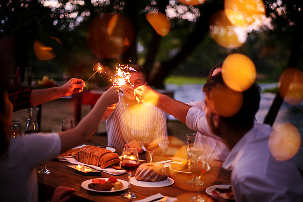 포토 JPG 해외이미지 라이프스타일 여자 남자 행복 휴가 함께함 들기 여러명 상반신 성인 야외 앞모습 옆모습 파티 저녁식사 우정 저녁 보케 성인만 스파클라 해외포토 감정 뷰포인트 다수 컨셉 모션 폭죽 사람 이벤트 생활 친구 식사 야간 파일형식 이미지허브