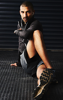 포토 JPG 해외이미지 전신 응시 남자 이어폰 검은배경 실내 건강 한명 앉기 성인 앞모습 운동복 운동 음악감상 듣기 다리꼬기 성인남자한명만 해외포토 1 시선 옷 뷰포인트 음향기기 백그라운드 모션 사람 내부 검은색 감상 남자한명만 성인남자만 파일형식 이미지허브