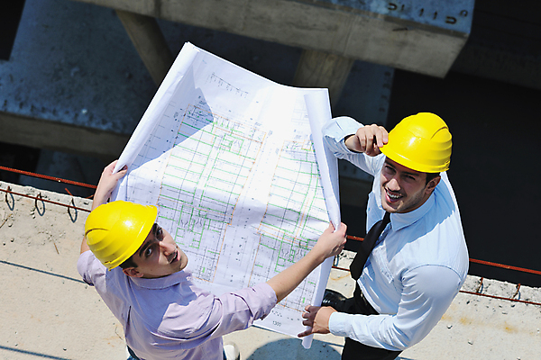 포토 JPG 해외이미지 전신 남자 건축 건설업 웃음 들기 성인 두명 옆모습 뒷모습 하이앵글 건설현장 설계도 올려보기 잡기 비즈니스맨 엔지니어 안전모 건축가 성인남자만 해외포토 직업 산업 뷰포인트 비즈니스 모션 표정 사람 직장인 기술자 헬멧 안전장비 남자만 성인만 파일형식 이미지허브