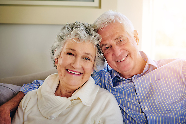 포토 JPG 해외이미지 커플 응시 여자 노년 남자 행복 실내 미소 사람 앉기 상반신 두명 앞모습 노부부 아내 돌봄 노인만 머리맞대기 해외포토 부부 시선 감정 뷰포인트 관계 모션 표정 성인 내부 성인만 파일형식 이미지허브