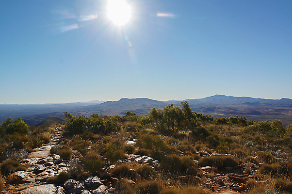 포토 JPG 해외이미지 자연 하늘 아침 휴가 휴식 산 함께함 사람 풍경 성인 사람없음 야외 파란색 햇빛 골짜기 맑음 산책 하이킹 사막 자유 탐험 전원 호주 언덕 오지 하이커 해외포토 주간 컬러 여행 컨셉 레저 날씨 태양 오세아니아 전기에너지 생태계 파일형식 이미지허브