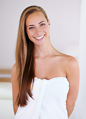 포토 JPG 해외이미지 응시 여자 한명 상반신 성인 뷰티 목욕타월 성인여자한명만 해외포토 1 시선 사람 수건 여자한명만 성인여자만 파일형식 이미지허브