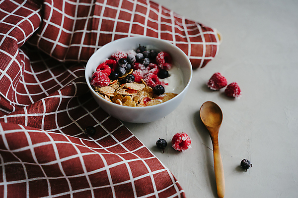 포토 JPG 해외이미지 식물 그릇 접시 열매 음식 다이어트 과일 탁자 디저트 건강 사람없음 목재 빨간색 수건 숟가락 냉동 얼음 회색 우유 추위 흰색 사발 달콤 아침식사 숲 시리얼 유기농 산딸기 시럽 나무숟가락 내추럴 건포도 오트밀 채식주의자 비건 그래놀라 맛있는 해외포토 자연요소 나무 식기 웰빙 컬러 가구 재료 포도 유제품 수저 위생용품 식사 사기그릇 맛 채식 건과일 파일형식 귀리 이미지허브