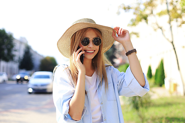 포토 JPG 해외이미지 주간 여자 한명 상반신 성인 야외 앞모습 아웃포커스 스마트폰 잡기 성인여자한명만 해외포토 자연요소 1 뷰포인트 모션 촬영기법 사람 핸드폰 스마트기기 여자한명만 성인여자만 파일형식 이미지허브