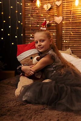 포토 JPG 해외이미지 라이프스타일 여자 딸 행복 어린이 백그라운드 크리스마스 곰 베개 포옹 놀이 휴식 주택 선물 한명 사람 앉기 장난감 귀여움 기쁨 침실 방 흰색 침대 아기 잡기 잠 달콤 작음 담요 솜털 돌봄 안락 해외포토 동물 1 기념일 감정 컬러 가구 컨셉 포유류 가족 침구 안기 모션 건물 생활 맛 크기 파일형식 이미지허브