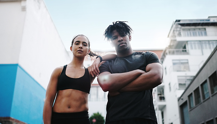 포토 JPG 해외이미지 주간 커플 여자 남자 함께함 서기 상반신 성인 야외 두명 일상 친구 운동복 운동 팔짱 기댐 도시 자신감 근육질 교차 성인만 내려보기 해외포토 자연요소 옷 감정 컨셉 관계 모션 근육 건강 사람 라이프 몸매 파일형식 이미지허브