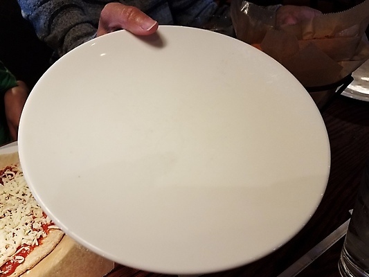 포토 JPG 해외이미지 접시 손 여자 음식 치즈 피자 사람없음 엄지손가락 흰색 잡기 큼 해외포토 식기 컬러 손가락 모션 유제품 패스트푸드 서양음식 사람 신체부위 크기 파일형식 이미지허브