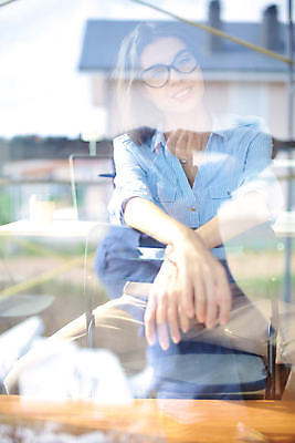 포토 JPG 해외이미지 백인 직업 1 라이프스타일 응시 여자 얼굴 비즈니스 창문 탁자 한명 미소 사람 앉기 성인 노트북 빛 컴퓨터 사무실 우주 스크린 모니터 고층빌딩 공책 회색 흰색 업무 비즈니스우먼 중앙 스마트 책상 만족 카피스페이스 해외포토 서양인 시선 감정 컬러 가구 컨셉 모션 문구용품 표정 빌딩 생활 신체부위 전자제품 공백 작업 직장인 파일형식 이미지허브