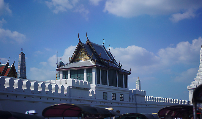 포토 JPG 해외이미지 전통 종교 바다 여행 비즈니스 교통시설 태국 하늘 아침 추상 휴식 미술 앉기 사람없음 가로 컬러풀 햇빛 태양 조각상 반사 여행객 탑 고요 골동품 신선 사찰 화려 영혼 역사 황금 고급 크리스탈 꼬리 방콕 동쪽 웅장함 수평선 카피스페이스 해외포토 주간 자연요소 건축물 아시아 컬러 교통 컨셉 무늬 종교건축 모션 문화예술 사람 조형물 공백 광석 방향 시설 파일형식 이미지허브