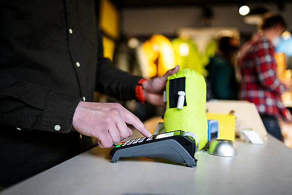 포토 JPG 해외이미지 스포츠 이동 돈 비즈니스 한명 사람 금융 쇼핑 독서 판매 세일 여행객 상점 기계 장비 신용카드 구매 문서 상업 전자 영수증 소매 계산원 세금 인출 체크아웃 키패드 터미널 목차 비용 해외포토 직업 1 컨셉 경제 재산 파일형식 이미지허브