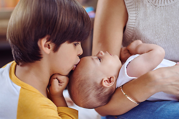 포토 JPG 해외이미지 서양인 여자 남자 어린이 가족 안기 키스 함께함 실내 소년 상반신 성인 앞모습 옆모습 세명 아기 해외포토 외국인 뷰포인트 컨셉 관계 모션 사람 내부 애정표현 파일형식 이미지허브